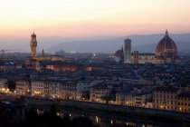 Vista aerea di Firenze paesaggio urbano illuminato di notte — Foto stock