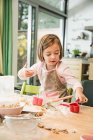 Дівчина випічка на кухні — стокове фото