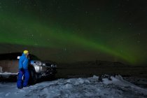 Escursionista ammirando aurora boreale — Foto stock