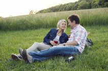 Älteres Paar beim Picknick im Gras — Stockfoto