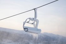 Silla elevadora llena de nieve y hielo - foto de stock