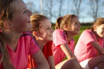 Squadra di calcio sorridente insieme in campo — Foto stock
