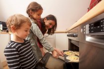 Madre e bambini che cucinano insieme — Foto stock