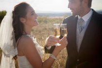 Casal recém-casado tomando champanhe — Fotografia de Stock