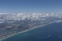 Vista aérea de Miami Beach, a la izquierda Bal Harbor y a la derecha Haulover Beach, Florida, EE.UU. - foto de stock
