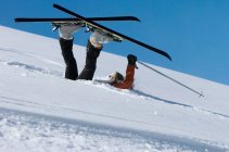 Загублений лижник лежить у пороховому снігу — стокове фото