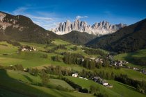 Montagne rocciose sopra verde valle rurale — Foto stock