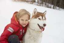 Retrato de niño y husky en la nieve, Elmau, Bavaria, Alemania - foto de stock