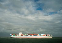 Nave container nel porto di Rotterdam — Foto stock