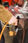 Обрезанное изображение человека, наполняющего бензобак автомобиля — стоковое фото
