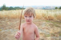 Ragazzo che gioca con la piuma in campo — Foto stock