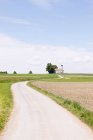 Estrada na paisagem rural — Fotografia de Stock