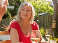 Coppia più anziana bere vino insieme — Foto stock
