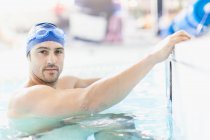 Schwimmer klettert aus Becken — Stockfoto