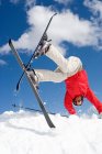 Malle-Skifahrer stürzt in den Schnee — Stockfoto