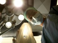 Медсестра з кисневою маскою — стокове фото