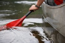 Kayak remo acidente vascular cerebral na água — Fotografia de Stock
