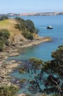 Costa e barco a motor Ilha de Waiheke — Fotografia de Stock