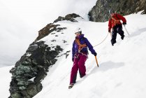 Alpinisti che scendono dalla montagna innevata, Saas Fee, Svizzera — Foto stock