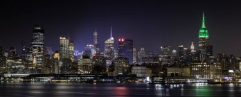 Skyline iluminado por la noche, Hoboken, Nueva Jersey, EE.UU. - foto de stock