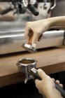 Кадроване зображення Barista приготування кави — стокове фото