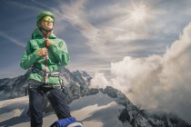Bergsteigerin bereitet sich auf den Aufstieg vor, mont blanc, chamonix, franz — Stockfoto