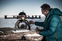 Homme mûr se préparant à voler drone, Stresa, Piémont, Italie — Photo de stock