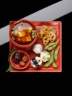 Вид зверху на азіатську їжу, яку подають на тарілці — стокове фото