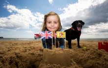 Jovem com sandcastle na praia, Walberswick, Suffolk, Inglaterra, Reino Unido — Fotografia de Stock