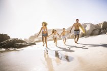 Родители и двое детей бегают по пляжу, Кейптаун, ЮАР — стоковое фото