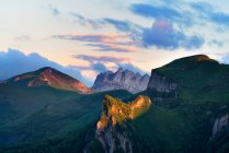 Paisaje de las montañas de Ajeshboki en el fondo, Parque natural Bolshoy Thach, Montañas del Cáucaso, República de Adygea, Rusia - foto de stock