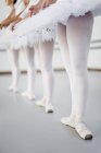 Танцюристи балету стояли в студії — стокове фото