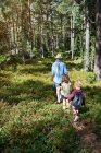 Pai e filhas caminhando pela floresta — Fotografia de Stock