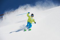 Esquiador masculino em ação descendo a colina — Fotografia de Stock