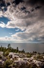 Malerischer Blick auf Wolken, Wasser und Felsen, Lappland, Schweden — Stockfoto