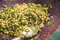 Салат из гороха в миске на кооперативном рынке продуктов питания — стоковое фото