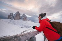 Excursionista femenina mirando hacia la vista, Tre Cime di Lavaredo, Tirol del Sur, Alpes Dolomitas, Italia - foto de stock