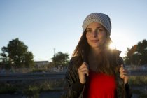 Porträt einer jungen Frau in Lederjacke und Mütze — Stockfoto
