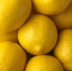 Image plein cadre de pile de citrons jaunes dans la rangée — Photo de stock
