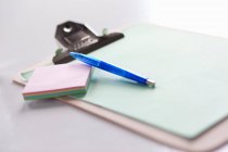 Буфер обміну з нотатками і ручкою на столі — стокове фото
