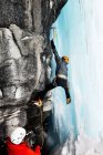 Eiskletterer klettern an Felswand — Stockfoto
