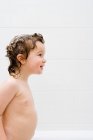 Nu pequena criança no chuveiro — Fotografia de Stock