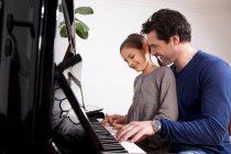 Pai e filha tocando piano — Fotografia de Stock