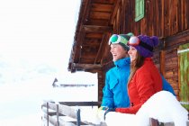 Casal com vista para a paisagem nevada — Fotografia de Stock