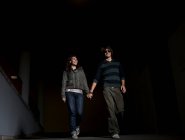 Молода пара тримає руки в підземці — стокове фото