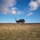 Donna in piedi sulla jeep sulla strada rurale — Foto stock