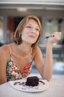 Femme mangeant un dessert au café — Photo de stock