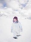 Kleinkind spaziert in verschneiter Landschaft — Stockfoto
