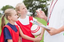 Trainer im Gespräch mit Kindern in Fußballmannschaft — Stockfoto