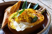 Assiette de citrouille farcie risotto — Photo de stock